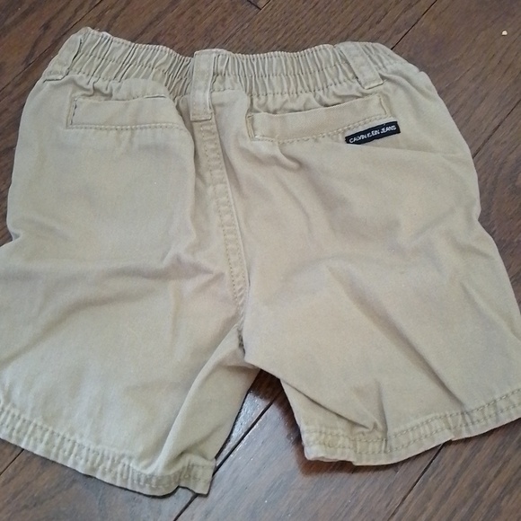 Calvin Klein jeans kakhi short  18 months . Summer or spring - Picture 3 of 3